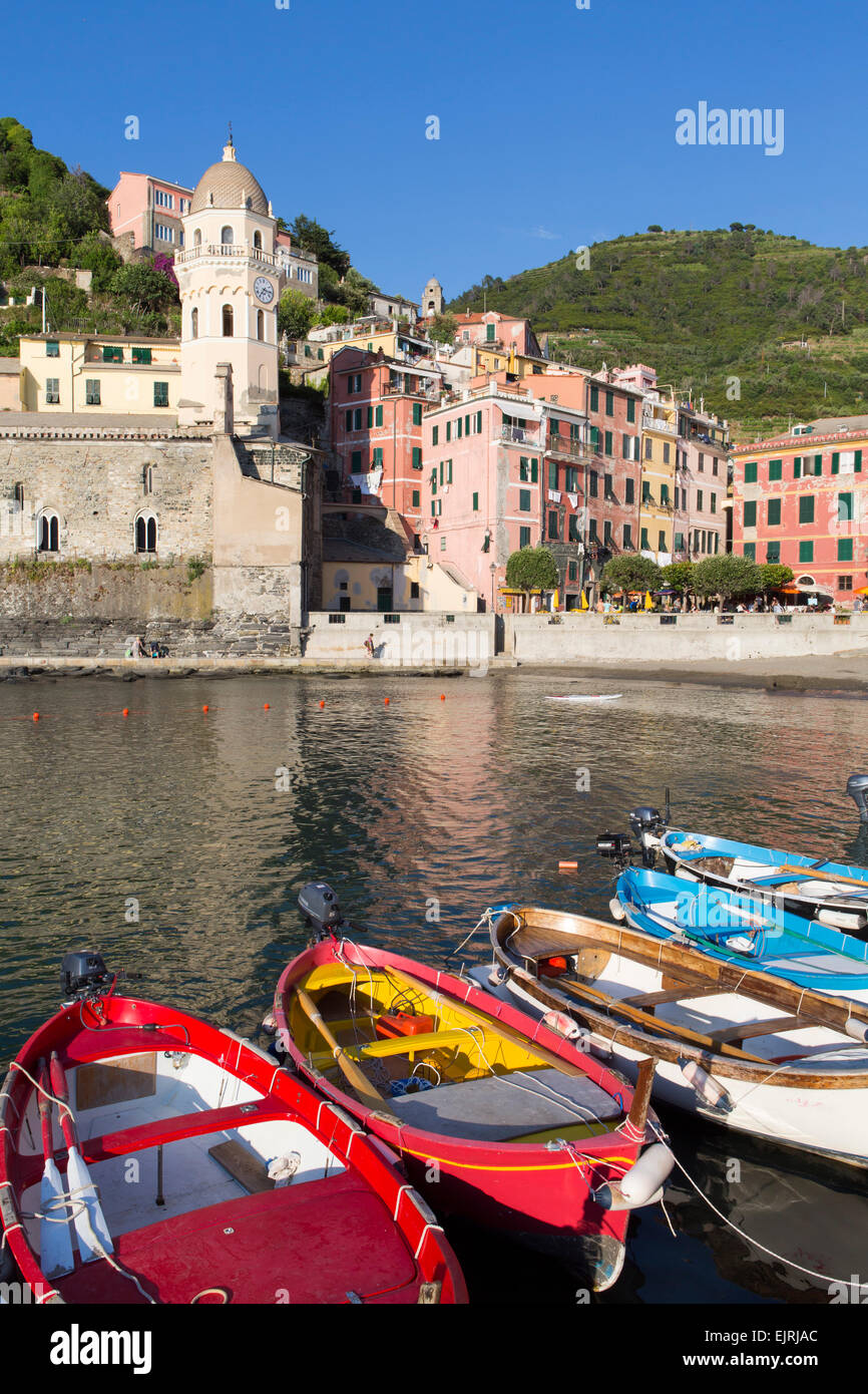 Vernazza, Cinque Terre Liguria, Italia, barche da pesca in porto Foto Stock