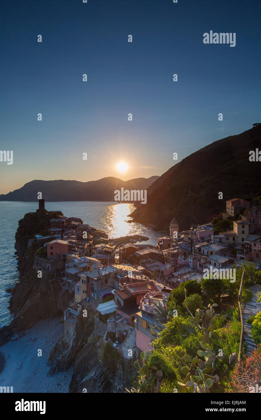 Vernazza, Cinque Terre Liguria, Italia, villaggio e costa al tramonto Foto Stock
