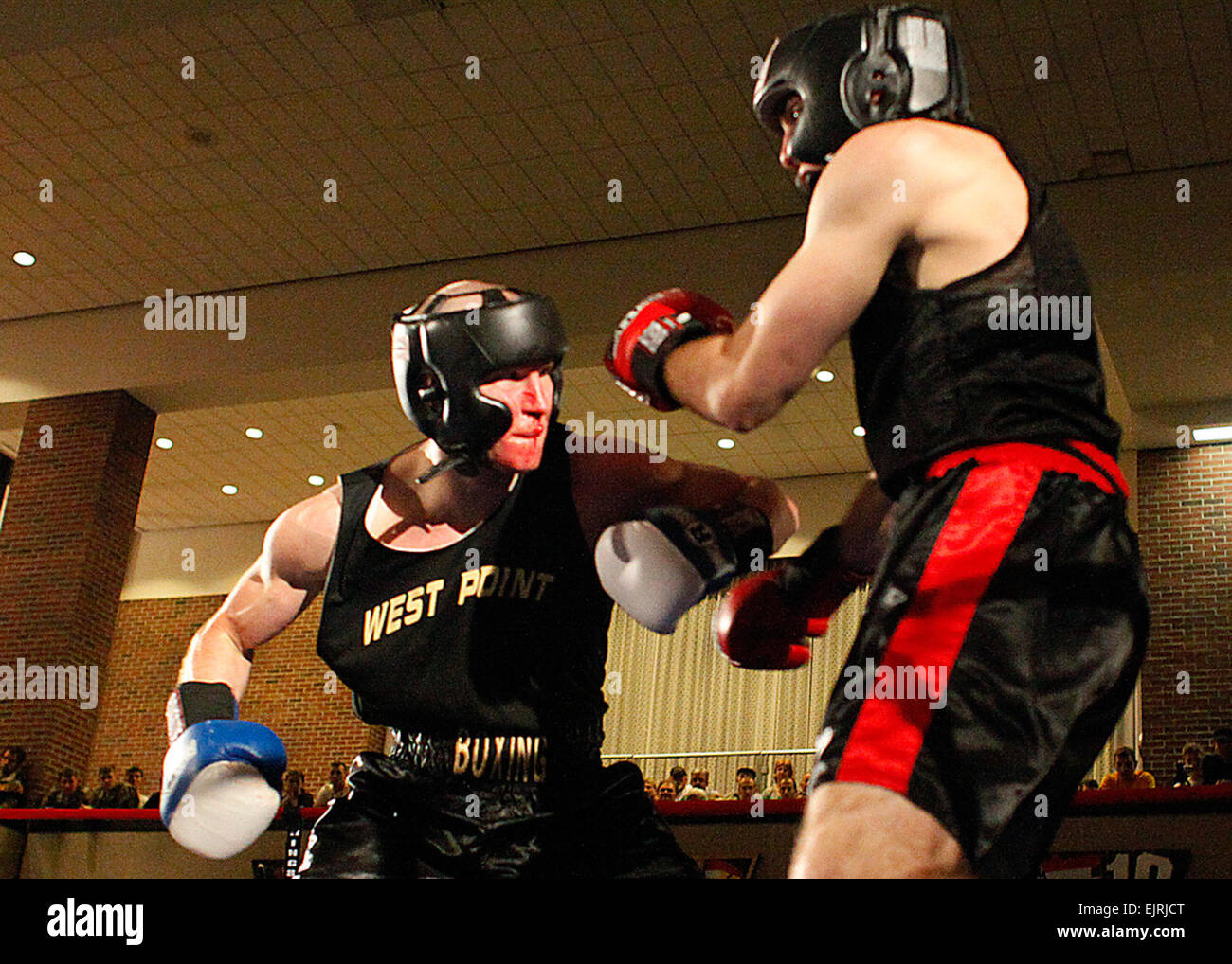 Stati Uniti Accademia militare Firstie Ryle Stous sinistra incute qualche rivincita su Università di Maryland's Ryan Roach, che ha battuto Stous un mese fa nel torneo regionale. Stous ha vinto la decisione dello scorso fine settimana nel campionato bout per la 165-pound classe di peso. West Point collegiata vince il campionato di boxe /-news/2010/04/16/37535-west-point-wins-collegiata-boxing-campionato/index.html Foto Stock