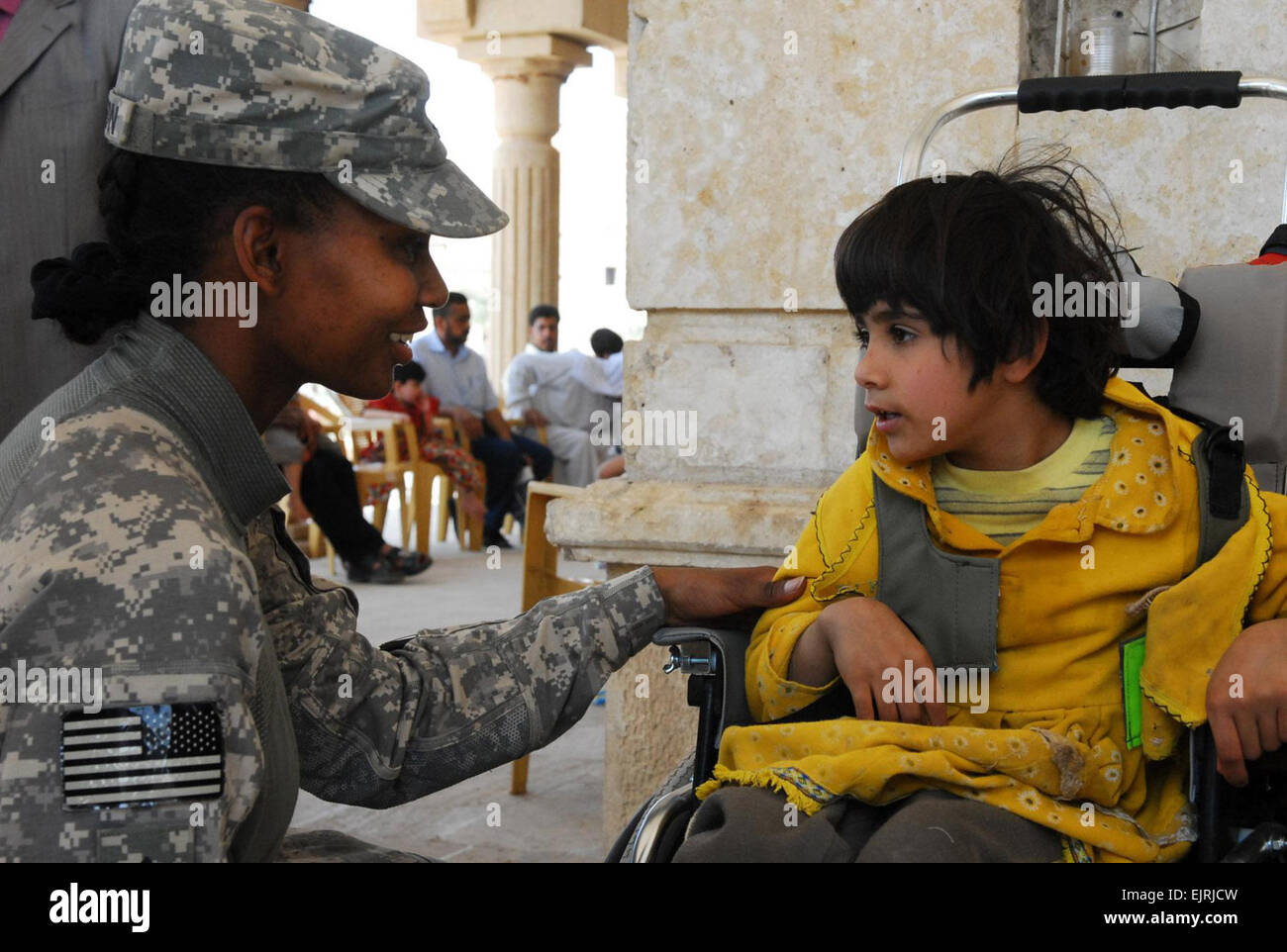 Stati Uniti Pfc dell'esercito. Diamond Madison consente di montare una sedia a rotelle per pazienti pediatrici per un bambino disabile al Anbar Operations Center, nella provincia di Anbar, Iraq, il 2 aprile 2011. Madison è con Charlie Company, 703rd brigata battaglione di supporto, 4a consigliare e assistere brigata, terza divisione di fanteria. Il personale Sgt. Tanya Thomas, U.S. Esercito. Foto Stock