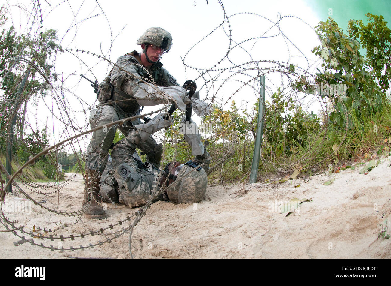 Un team di ingegneri di combattimento con la ottantaduesima Airborne Division il primo combattimento vigili del team taglia attraverso un filo ostacolo durante un esercizio luglio 21, 2011, a Fort Bragg, N.C. A dispetto del 105 gradi di calore, i paracadutisti addestrati per tutto il giorno e la notte. Sgt. Michael J. MacLeod Foto Stock