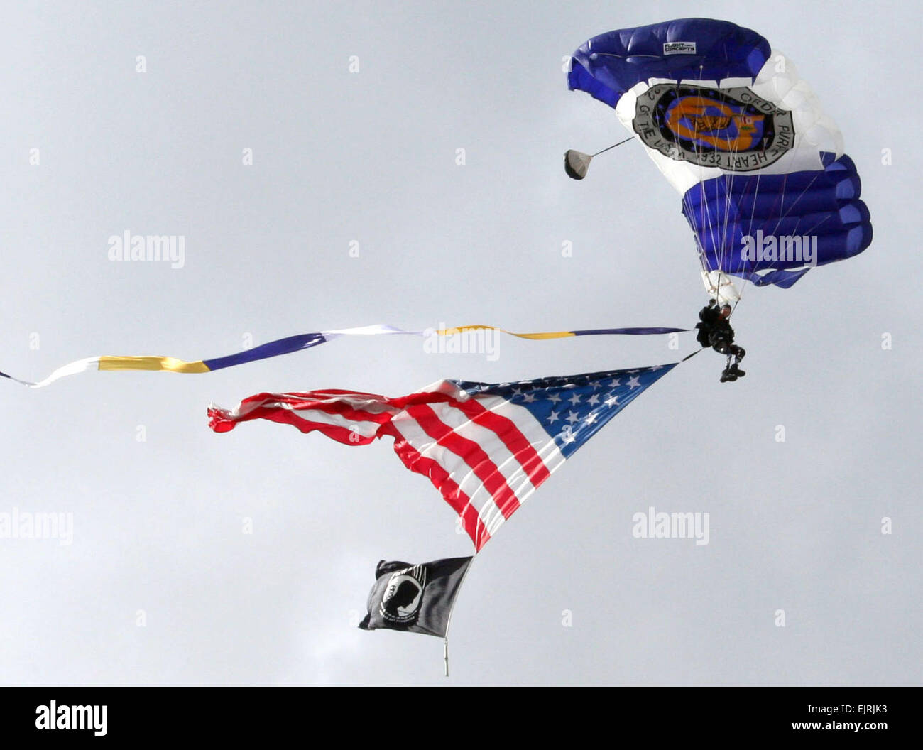 Dana Bowman, un ex membro dell'U.S. Esercito di cavalieri d'oro skydiving team che ha perso le gambe in una collisione in volo che ha ucciso il suo partner, Sgt. Jose Aguillon, salti in apertura di giornata di eventi presso il XXI Nazionale Veterani disabili Winter Sports Clinic a Snowmass Village, Colo. Veterans Affairs foto da Elaine Buehler Foto Stock