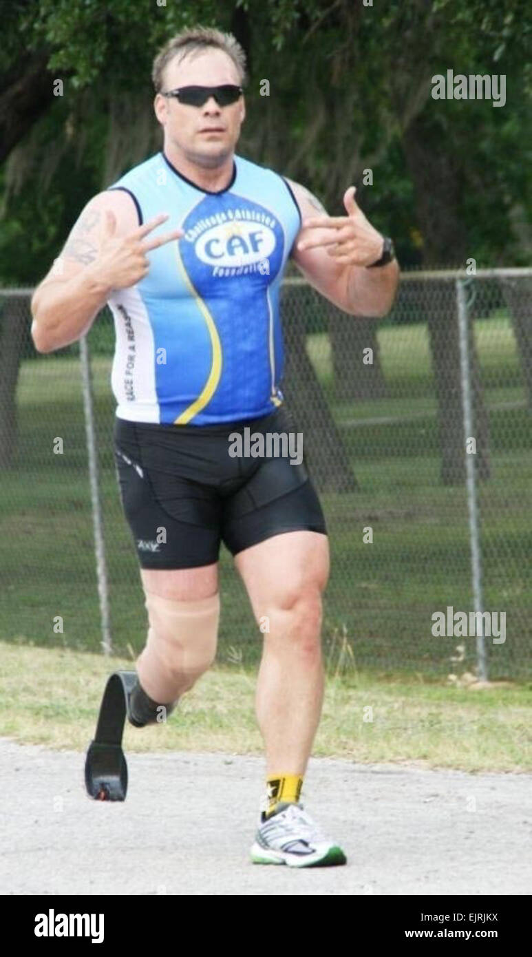 Combattenti feriti fuori duro Triathlon Elaine Wilson Maggio 29, 2008 Fort Sam Houston, Texas -- Prima Sgt. Christopher Self attraversa la linea del traguardo dei 2 km di eseguire il segmento di un triathlon per i combattenti feriti 23 maggio promosso dal Centro per la Intrepid qui. Auto finito il triathlon in 1 ora e 3 minuti e 12 secondi. Egli ha detto il triathlon è stato impegnativo. "Ho cercato di farlo sotto un'ora ma ho perso tempo nel mio transizioni."" Foto Stock