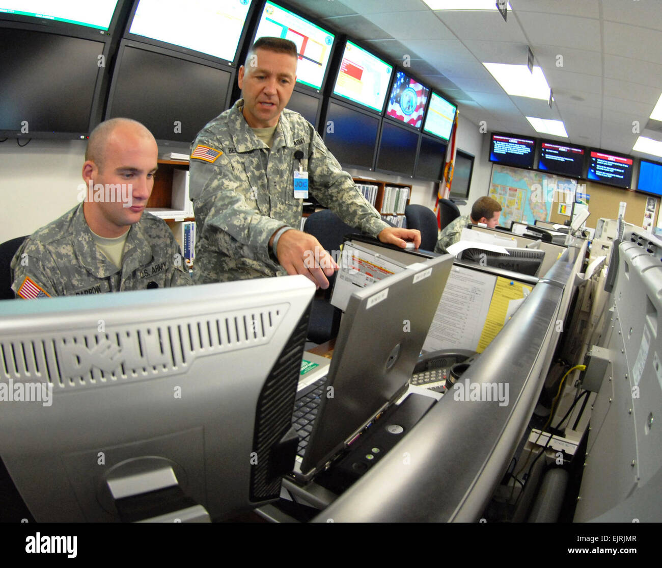 1Lt. Daniel Barrow sinistra e Chief Warrant Officer Todd Berlinghof monitorare la via di una simulazione di tempesta - "uragano Herb" - nel corso di un esercizio alla Florida National Guard è Joint Emergency Operations Center di sant'Agostino, Fla., Giugno 2, 2008. La Guardia Nazionale ha partecipato alla annuale di quattro giorni di esercizio condotta dalla stato della Florida Emergency Response Team SERT, che è progettato per simulare una tempesta catastrofica che colpisce la Florida. L'esercizio ha dato le agenzie statali e locali l opportunità di mettere alla prova le loro capacità di risposta e addestrare nuovo personale. Tech. Sgt. Thomas Kiel Foto Stock
