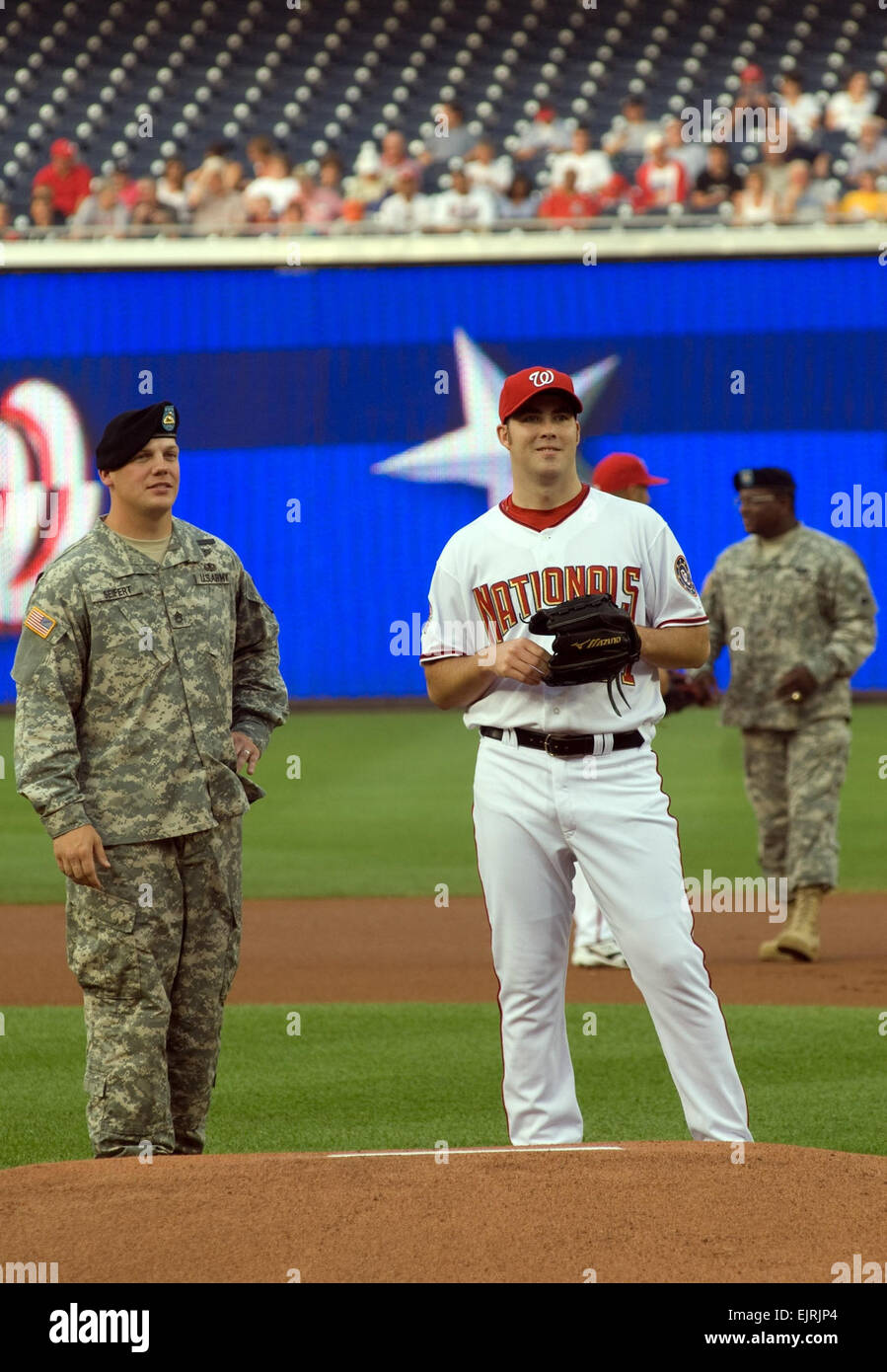Esercito la notte a cittadini Stadium C. Todd Lopez Giugno 09, 2008 Staff Sgt. Jason Seifert, 4 Leader di squadra, primo plotone, un Co., la vecchia guardia, Fort Myer, Virginia, si incontra con i cittadini di Washington lanciatore Jason Bergmann prima di iniziare a giugno 7 gioco tra i cittadini di Washington e i San Francisco Giants a cittadini Park, Washington D.C. Seifert, l esercito NCO dell'anno, è stata data la possibilità di buttare fuori "primo passo" prima di iniziare il gioco. La serata è stata fatturata come "Esercito di notte" presso lo stadio. Foto Stock