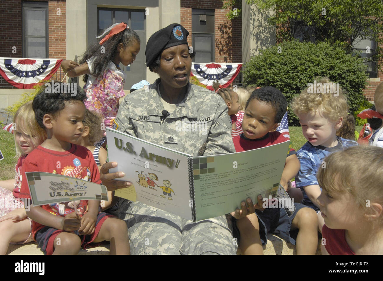 Fort Dix comando Post Sgt. Il Mag. Bonita Davis condivide capretto-livello informazioni sulla parte di esercito di famiglie durante un esercito celebrazione di compleanno a Fort Dix Giugno 12. Foto di Ed Mingin, Fort Dix Affari pubblici Autore Foto Stock
