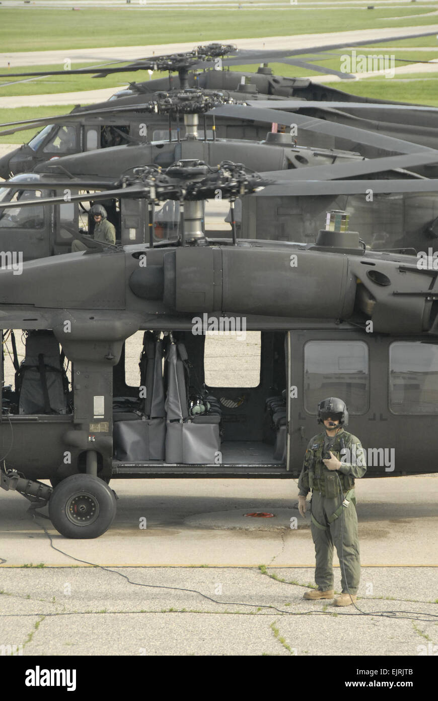 Stati Uniti Army Sgt. Arlin Tiegen, un UH-60 Blackhawk capo equipaggio con il 147th aviazione esercito battaglione, è pronta a escort Wisconsin governatore Jim Doyle e aiutante generale U.S. Air Force Brig. Gen. Don Dunbar su un diluvio di valutazione del danno del sud del Wisconsin 11 Giugno 2008. Gravi inondazioni in tutto lo stato del Wisconsin richiesto governatore Doyle di dichiarare lo stato di emergenza, consentendo il Brigadiere Generale Dunbar per attivare la Guardia Nazionale di truppe per aiutare nei soccorsi. Master Sgt. Paul Gorman Foto Stock