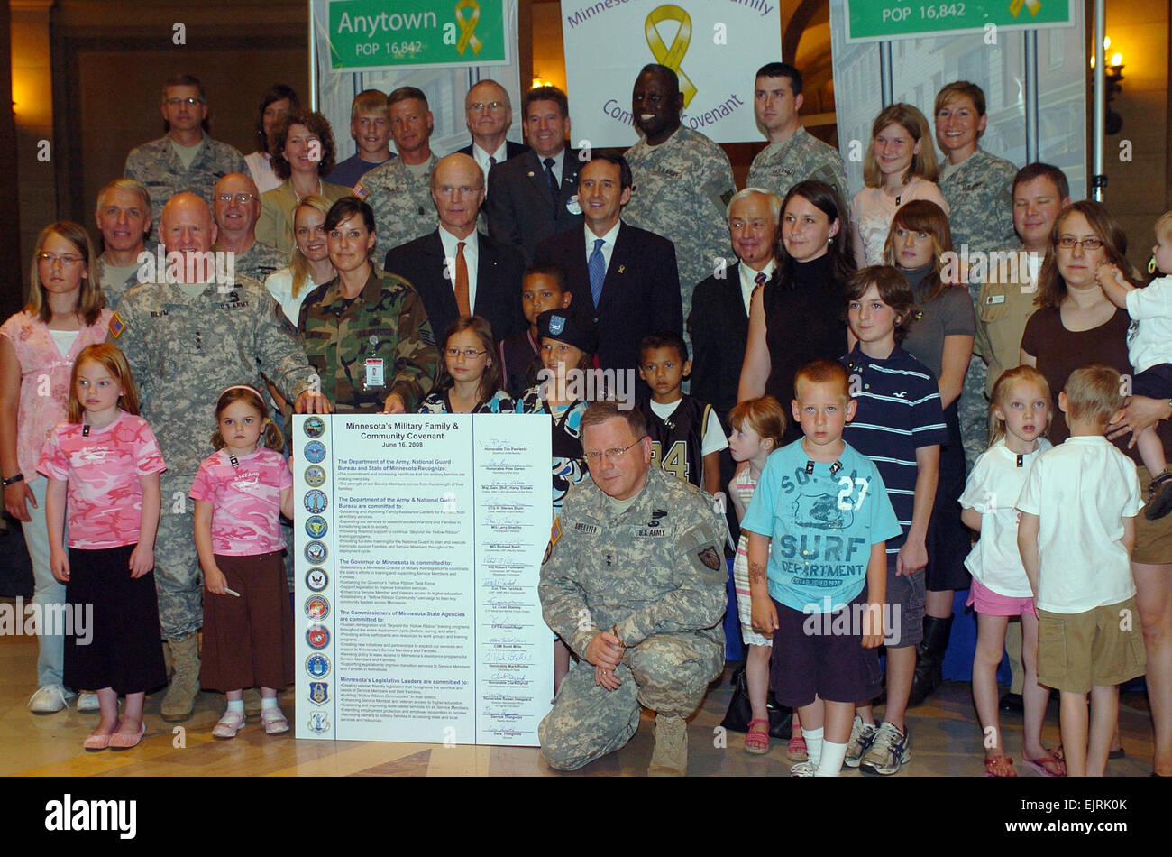 Minnesota europee abbracciare esercito personale famiglie Sgt. Christina M. O'Connell Giugno 16, 2008 Segretario dell'esercito Pete Geren unisce il Governatore del Minnesota Tim Pawlenty con soldati e dei loro familiari per una foto dopo la firma dell'esercito comunità familiare alleanza nel corso di una cerimonia presso la Minnesota State Capitol Building, Giugno 16. Foto Stock