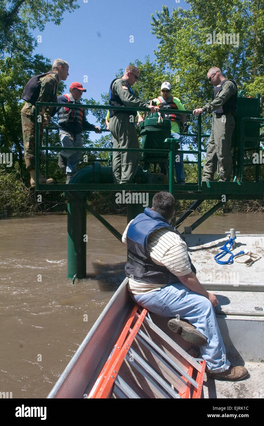 Data: 6/17/2008 didascalia: un team composto da Cedar Rapids acqua i dipendenti di utilità e di un equipaggio dall'Iowa l Esercito Nazionale Guardia un sondaggio di diverse pompe di acqua che verrà sollevato in aria per la riparazione utilizzando un CH-47 Chinook. Le pompe forniscono acqua fresca per Cedar Rapids, Iowa e sono stati danneggiati da alluvione e acque dopo giorni di pioggia. Stati Uniti Air Force foto/Tech. Sgt Melissa Allan Foto Stock