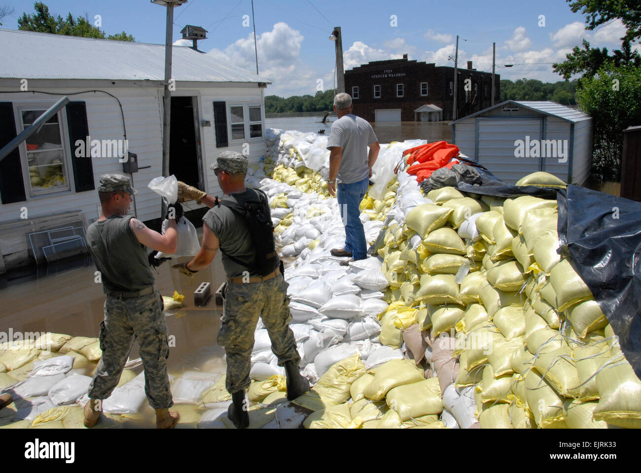 Illinois Esercito Nazionale soldati di guardia rinforzare una parete di contrappeso proteggere le case dei residenti di Amburgo, Ill., il 20 giugno 2008. Le truppe sono distribuiti a supporto di flood i soccorsi lungo il fiume Mississippi. Tech. Sgt. Alba M. Anderson, U.S. Air Force. Rilasciato Foto Stock