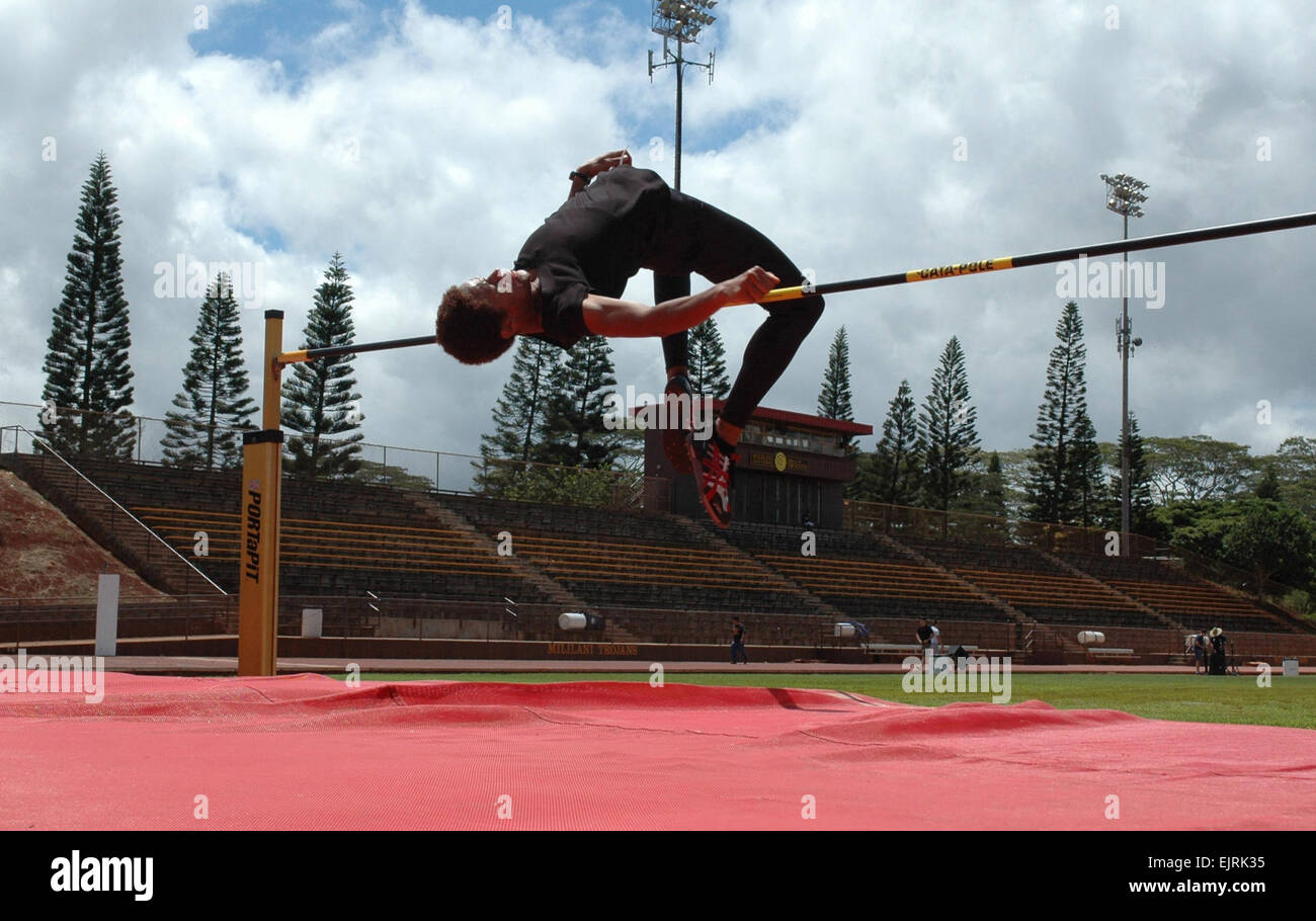 MILILANI, Hawaii - Adriane pietra, un esercito coniuge, salti oltre il salto in alto la traversa durante una sessione di prove libere a Mililani High School. Dopo sette anni di pausa, la pietra è tornato in forma, recentemente le qualifiche per gli Stati Uniti Pista olimpica e sperimentazioni in campo. Molly Hayden, U.S. Esercito Garrison-Hawaii Affari pubblici vedi: /-news/2008/06/24/10294-esercito-CONIUGE-qualifica... /-News/2008/06/24/10294-esercito-CONIUGE-qualifica-per-us-olympic-via--field/ Foto Stock