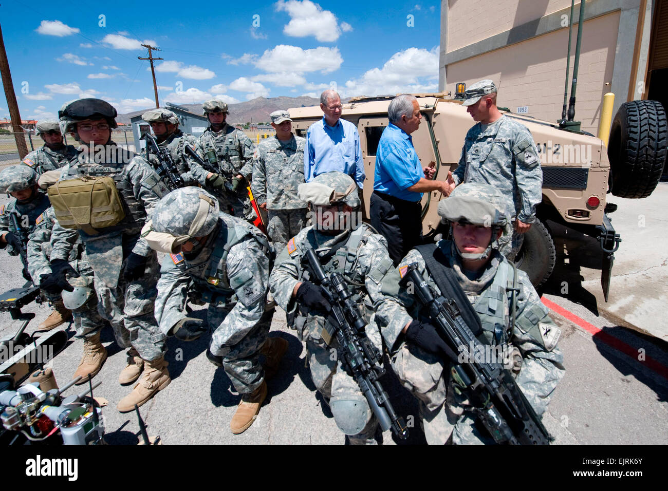 Dal congressista Syvestre Reyes D-TX scuote la mano di un soldato con la valutazione dell'esercito Task Force a Ft Bliss, TX, dopo la posa per una foto di gruppo sulla luglio 12, 2008. I membri del Congresso degli Stati Uniti sono stati informati sull'esercito piani per accelerare il futuro combattere le tecnologie dei sistemi per i soldati in combattimento. Foto dell'esercito da D. Myles Cullen rilasciato Foto Stock