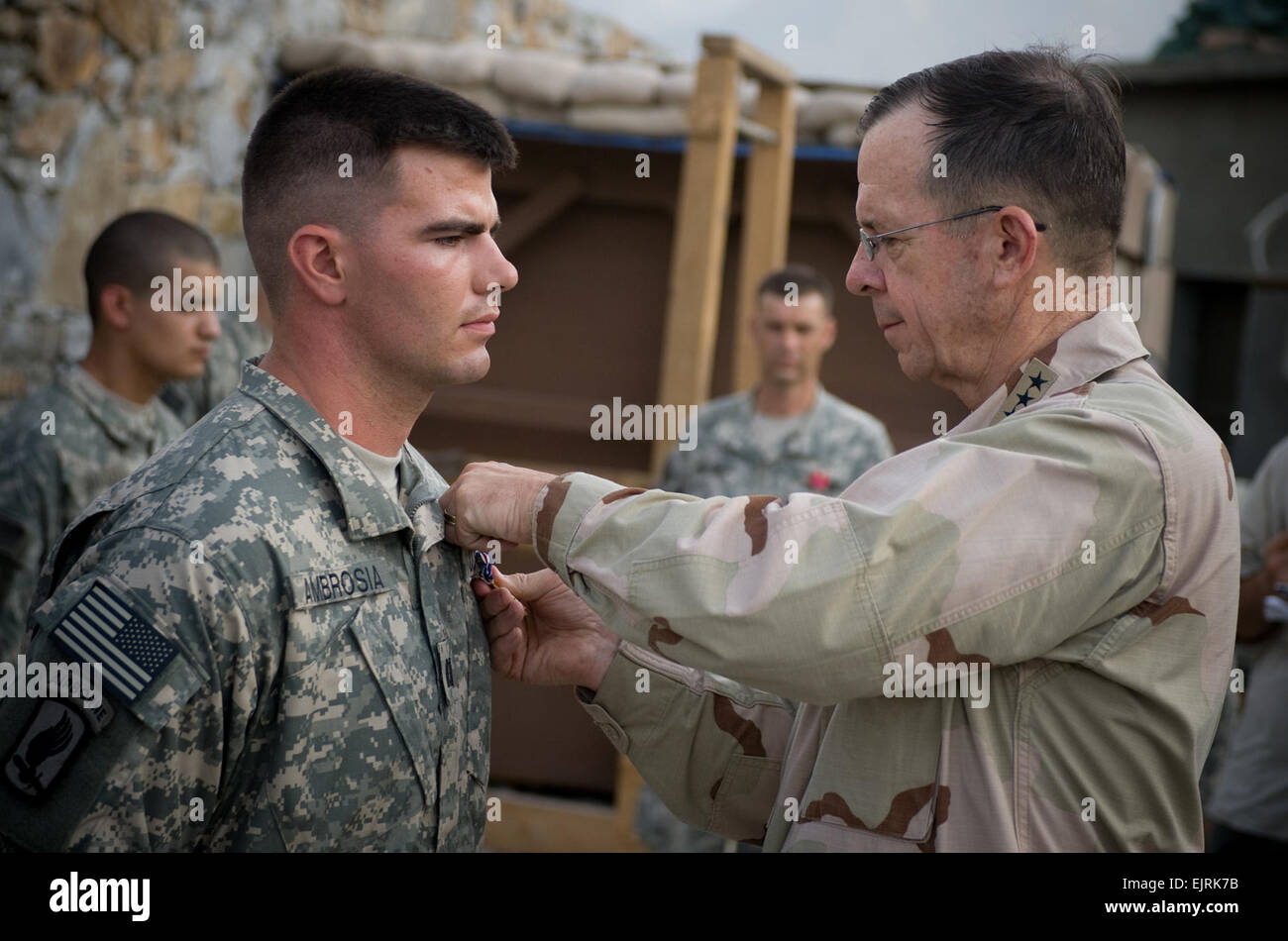 Presidente del Comune di capi di Stato Maggiore della Marina Militare Adm. Mike Mullen awards la Stella D'ARGENTO NEGLI STATI UNITI. Esercito Capt. Gregorio Ambrosia a Korengal Outpost, Afghanistan, luglio 11, 2008. Ambrosia è stato riconosciuto per il valor sotto il fuoco dopo aver eseguito in una grandine di nemico spari a contribuire a salvare compagni caduti nel sett. 2007. Mullen è su sei giorni di tour della regione da visitare le truppe e ospitare un OSU tour. Petty Officer 1. Classe Ciad J. McNeeley, U.S. Navy. Rilasciato Foto Stock