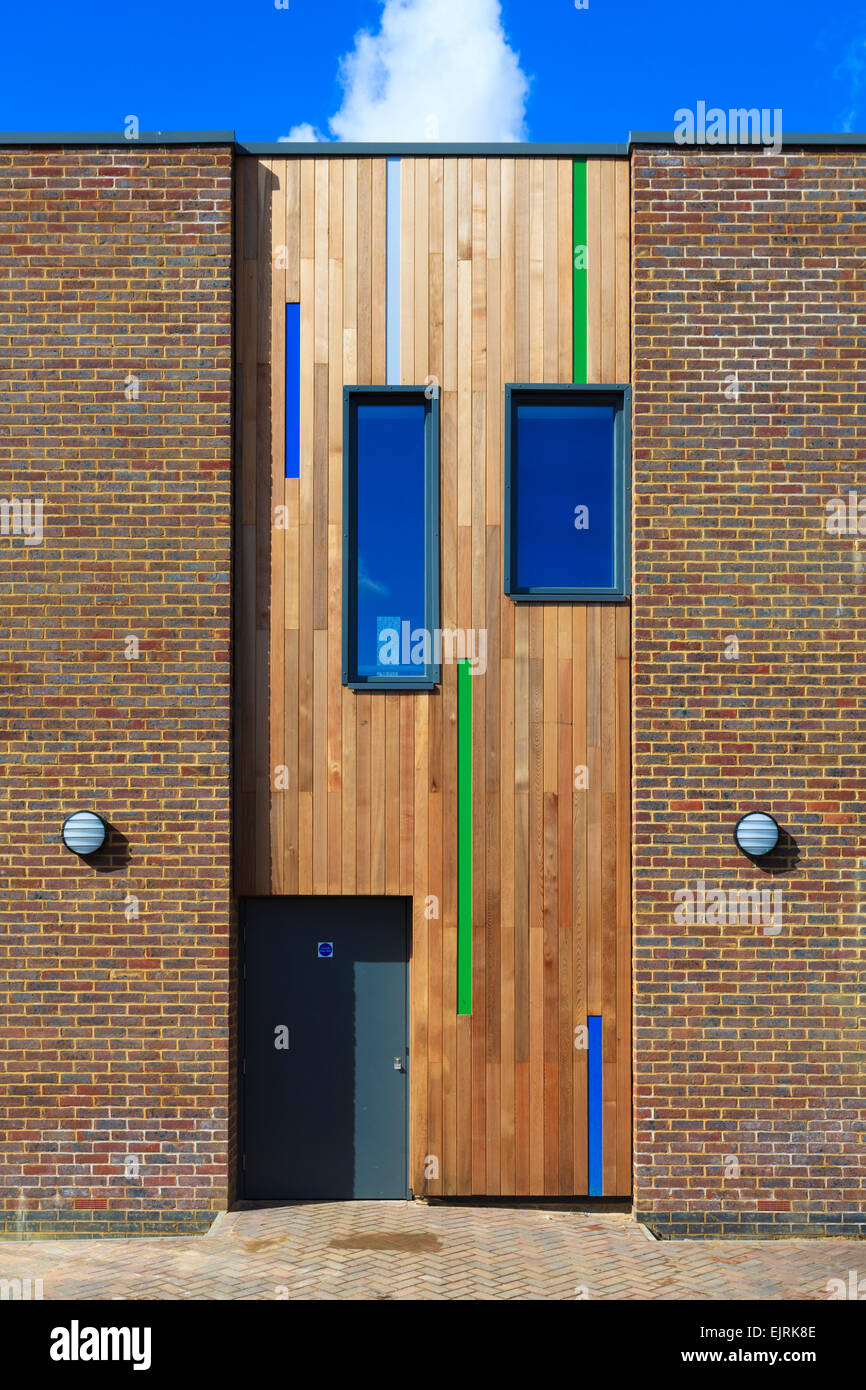 Pannello Timberclad sezione in mattone di edificio moderno Foto Stock