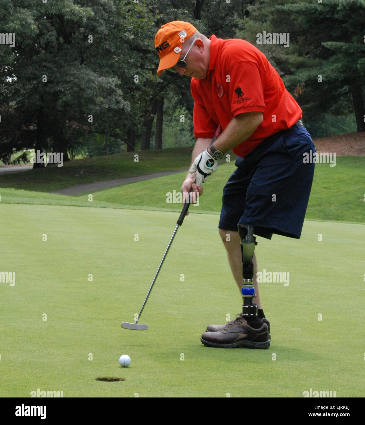 Ritirato Lt. Col. Dennis Walburn affonda un putt durante il Congresso la carità Golf Classic lunedì a Army-Navy Country Club in Arlington, Virginia Walburn aveva la sua gamba sinistra amputata dopo un IED blast in Iraq. Il torneo di golf è stato un vantaggio per il guerriero ferito Sport Disabili progetto. Alia Naffouj vedere: /-news/2008/07/16/10922-tee-off-per-feriti-w... /-News/2008/07/16/10922-tee-off-per-feriti-guerrieri-solleva-spiriti/ Foto Stock