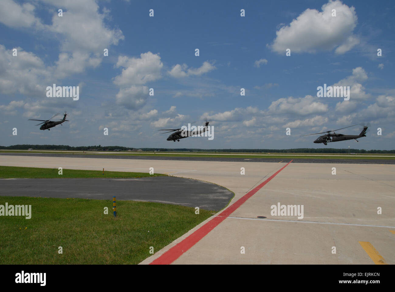 I partecipanti di Patriot 2008 decollo in UH-60 Black Hawk elicotteri al campo Volk, Wis., 19 luglio 2008, durante un volo di incentivazione. Patriot è un giunto, esercizio di multinazionali che coinvolgono la Guardia Nazionale e la riserva e componenti attivi della Air Force e l'esercito nonché canadese, britannico e olandese di forze. Senior Airman Robert Barney Foto Stock