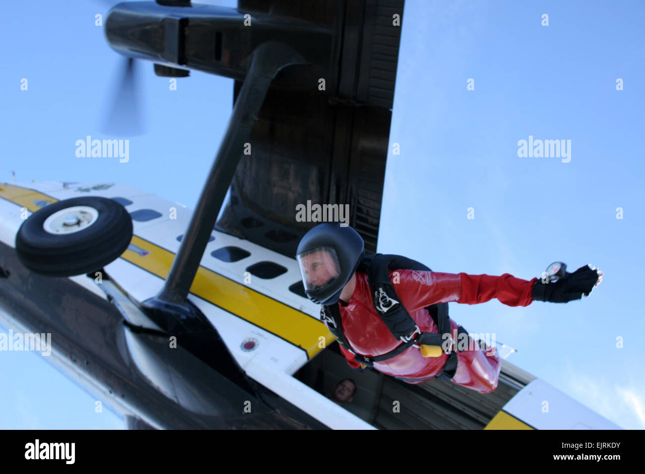 Il sergente di prima classe Tennyson Elisa preleva l'argento in stile femminile la disciplina per la trentesima FAI mondo lo stile e la precisione dei campionati di paracadutismo in Slovacchia. Il personale del sergente Joe Abeln Foto Stock