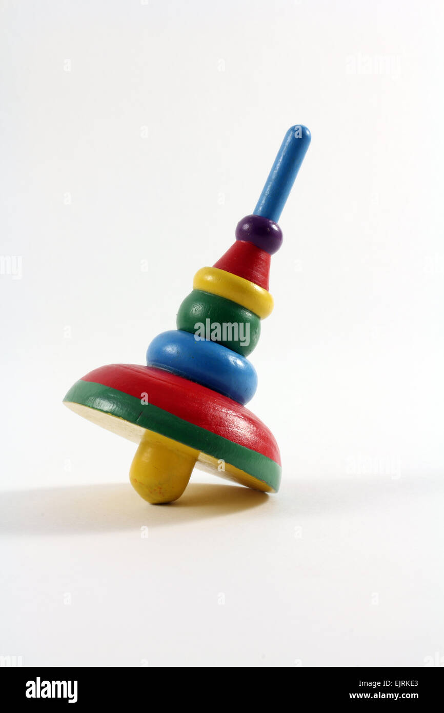 Un colorato giocattolo di legno sulla parte superiore di un semplice sfondo bianco Foto Stock