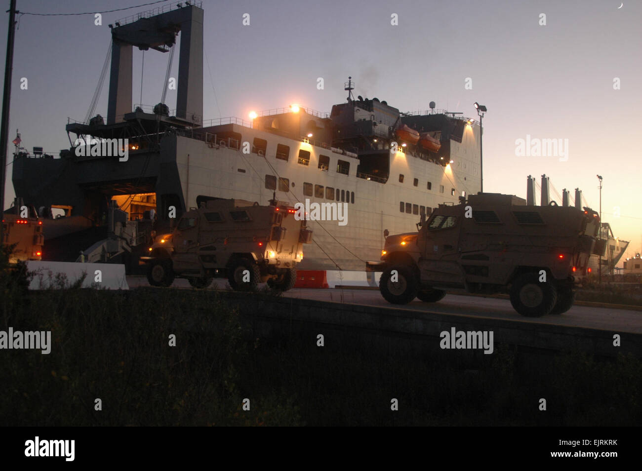 Resistente alla miniera agguato veicoli protetti sono caricati sulla USNS Pililaau presso il porto di Charleston, dicembre 2007. Questo sealift missione fu la prima grande spedizione di MRAP vehciles da sealift. Oltre 500 veicoli MRAP sono stati caricati su i militari Sealift nave comando. Foto Stock