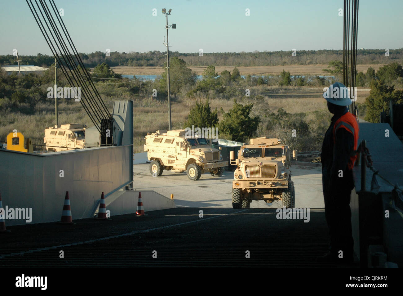 Una vista dalla rampa di poppa di sealift le operazioni di caricamento della miniera agguato resistente veicoli protetti. La nave è un militare di comando Sealift operato grandi medie di velocità di roll-on roll-off nave USNS Pililaau. Foto Stock