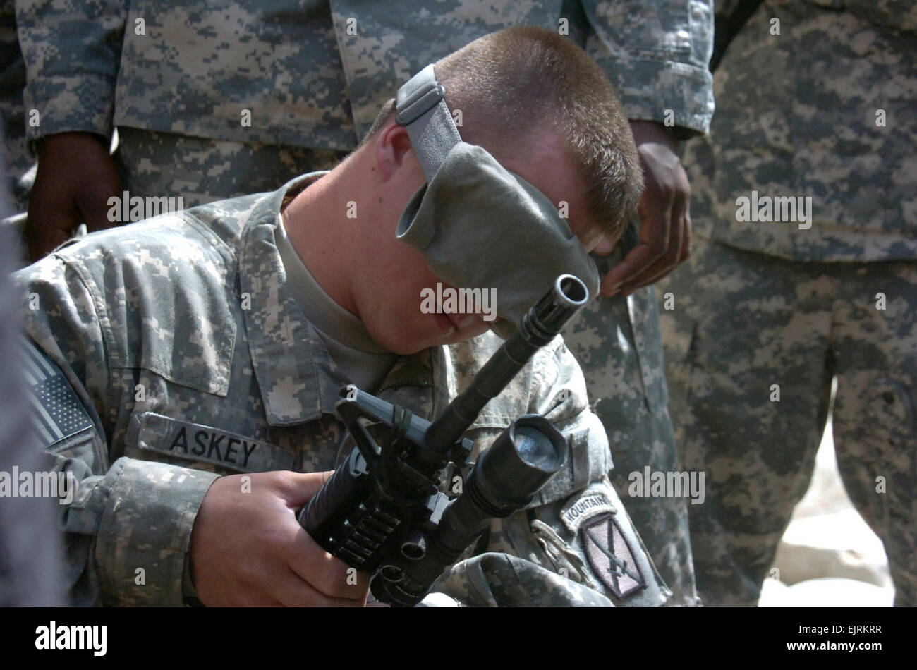 Pfc. John Askey, un Phillipsburg, Pa. native assegnato alla società C, 2° Battaglione, trentesimo reggimento di fanteria, assembla un M-4 fucile a occhi bendati come parte del caos Ironman concorrenza per il funzionamento in avanti la fedeltà di base, 20 Agosto, 2008. Askey era parte della squadra vincente e rappresentata dai suoi compagni di squadra durante la M-4 gruppo fucile - l'evento scelto per rompere una a tre vie fascetta dopo il concorso principale. Foto Stock