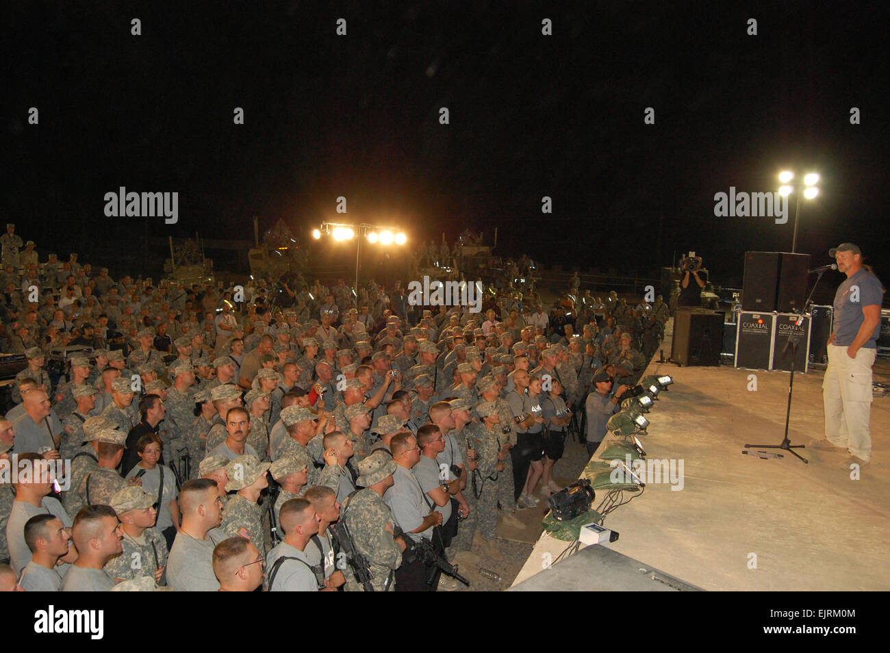 Country Music star Trace Adkins parla ai soldati in tra le canzoni durante un concerto a favorisce il teatro all'aperto qui sett. 22, 2008. Adkins' visita a Q-West è stato uno dei sette fermate in Iraq per la Country Music Television pluripremiato artista. Ha vinto CMT '2008 Video di sesso maschile dell'anno" per il brano "ho ottenuto il mio gioco su." Il suo uso tour include 15 fermate in diversi paesi. "Abbiamo sentito una voce che per qualunque motivo Q-West normalmente ottiene grattare l'itinerario in modo abbiamo fatto un punto di venire qui fuori," ha detto Trace Adkins. "Ci sono state inviate da diverse centinaia di milioni di americani di dire grazie per quello che d Foto Stock