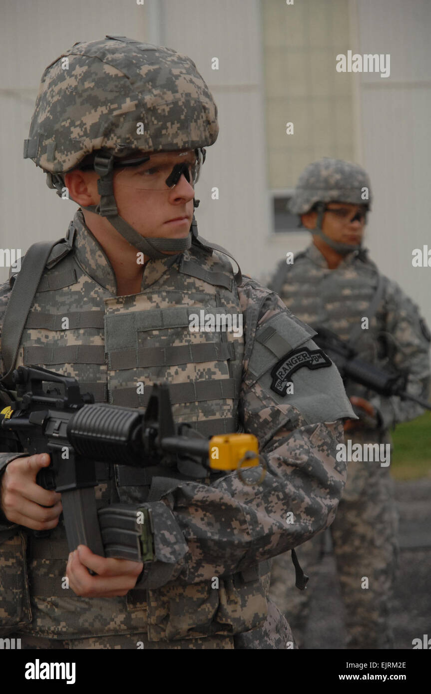 Gli Stati Uniti Esercito il Comando Operazioni Speciali di Spc. Barrett K. Kauling attende istruzioni durante riflessivo formazione antincendio sett. 30. Kauling è uno dei 24 soldati competere nel 2008 Dipartimento dell'esercito Sottufficiale e soldato dell'anno "miglior guerriero" Concorso sett. 28-Ott.6 a Fort Lee, Va. T. Anthony Bell esercito 2008 migliore concorrenza guerriero /bestwarrior/2008/ Foto Stock