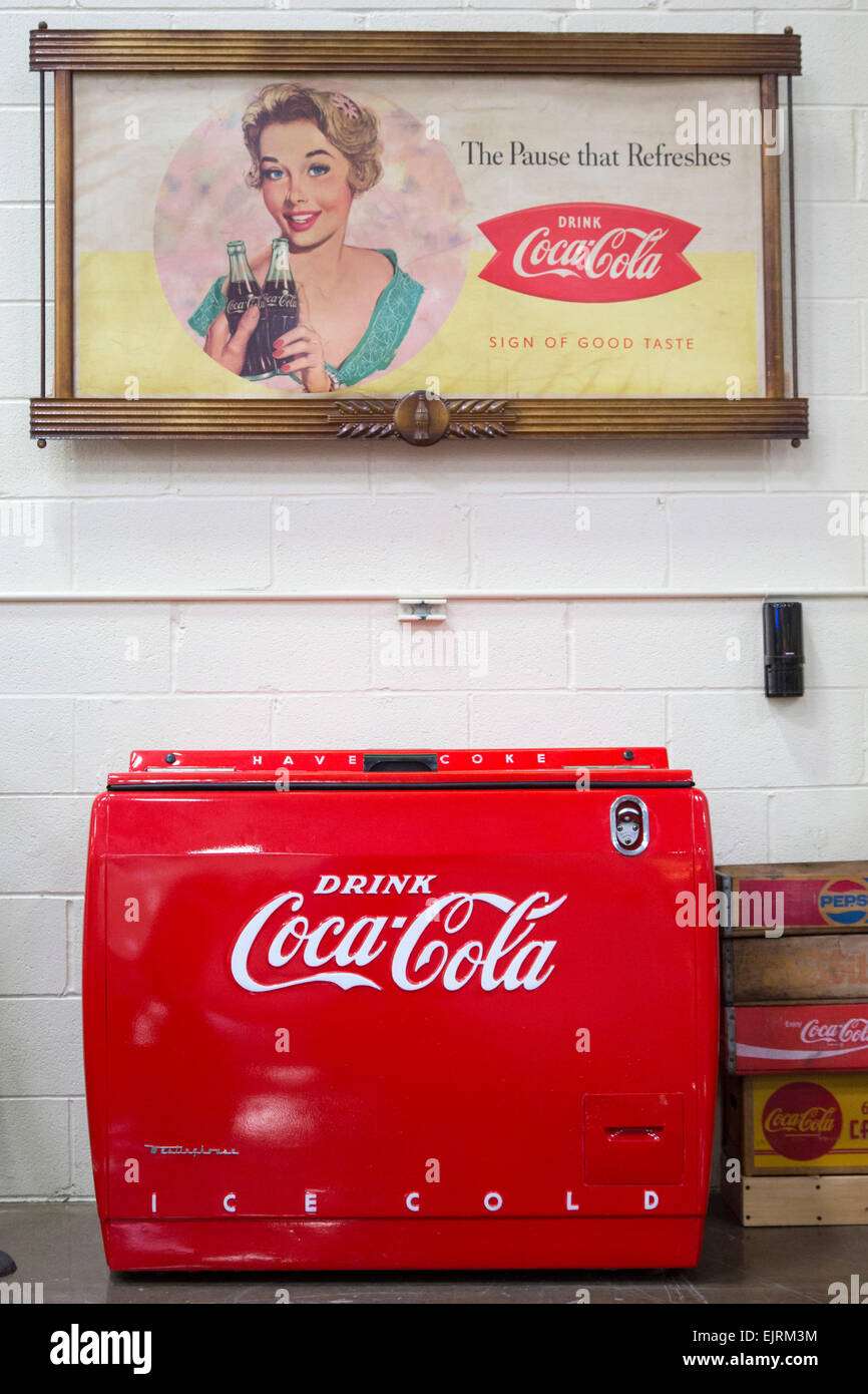 Chesterfield Twp., Michigan - un vecchio Coca Cola distributore automatico sul display a Stahl della Fondazione nel settore automobilistico. Foto Stock