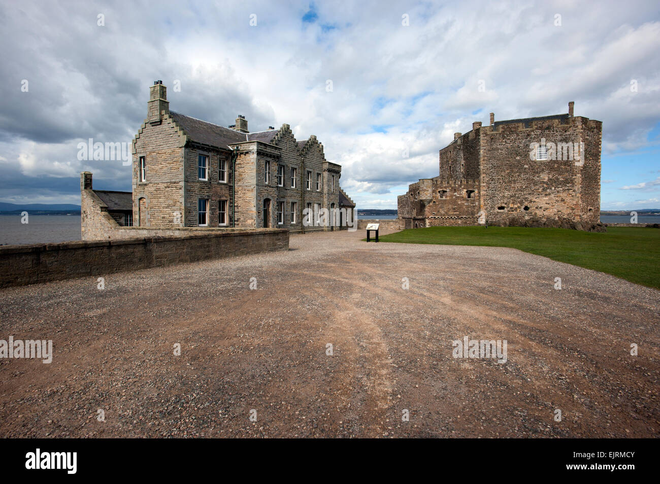 La Scozia. La nerezza Castello sulla riva sud del Firth of Forth ad ovest di Edinburgo. Marzo 2015 Foto Stock