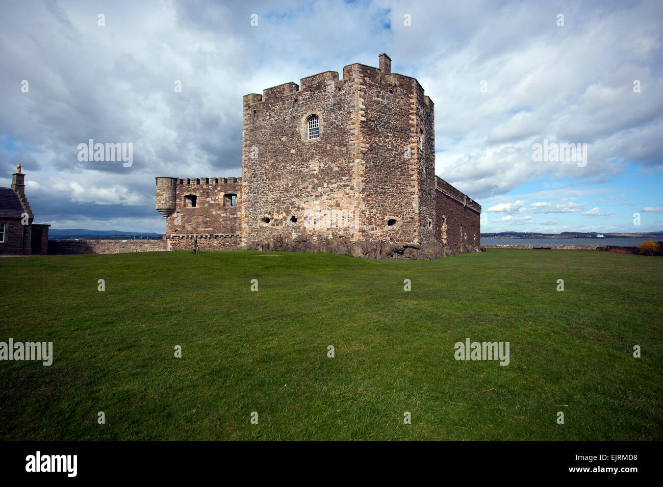 La Scozia. La nerezza Castello sulla riva sud del Firth of Forth ad ovest di Edinburgo. Marzo 2015 Foto Stock