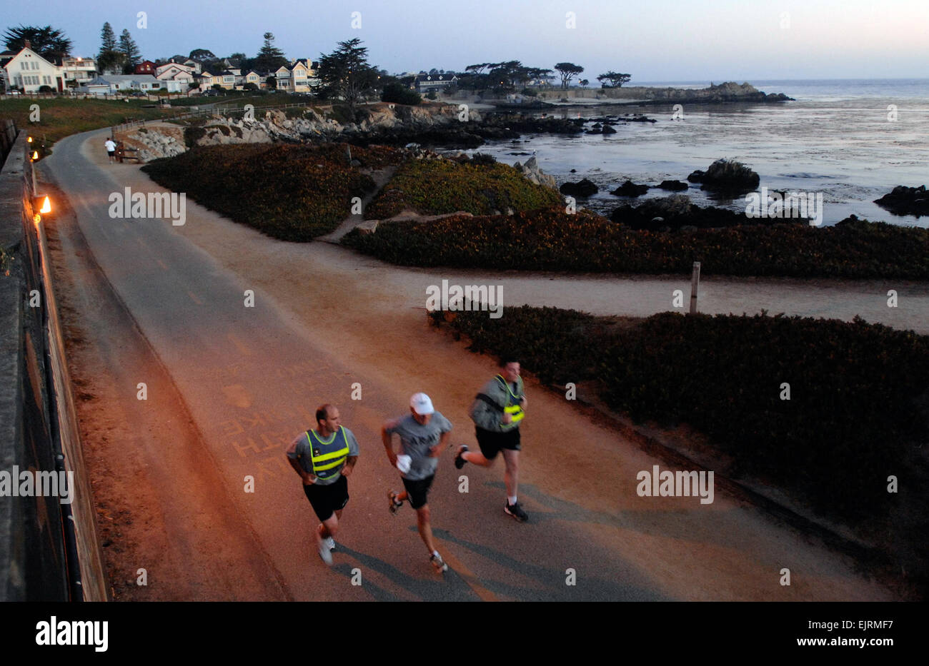 Esercito guerriero ferito avvocato Doug Miller corre lungo il Monterey, California, costa con esercito Capt. D.J. Skelton, uno dei combattenti feriti nella sua supervisione. Un due-tour Combat Veteran, Miller ha aderito al programma dopo si ritirò a 65 e ha detto che non ha alcuna intenzione di uscire. Fred W. Baker III Foto Stock