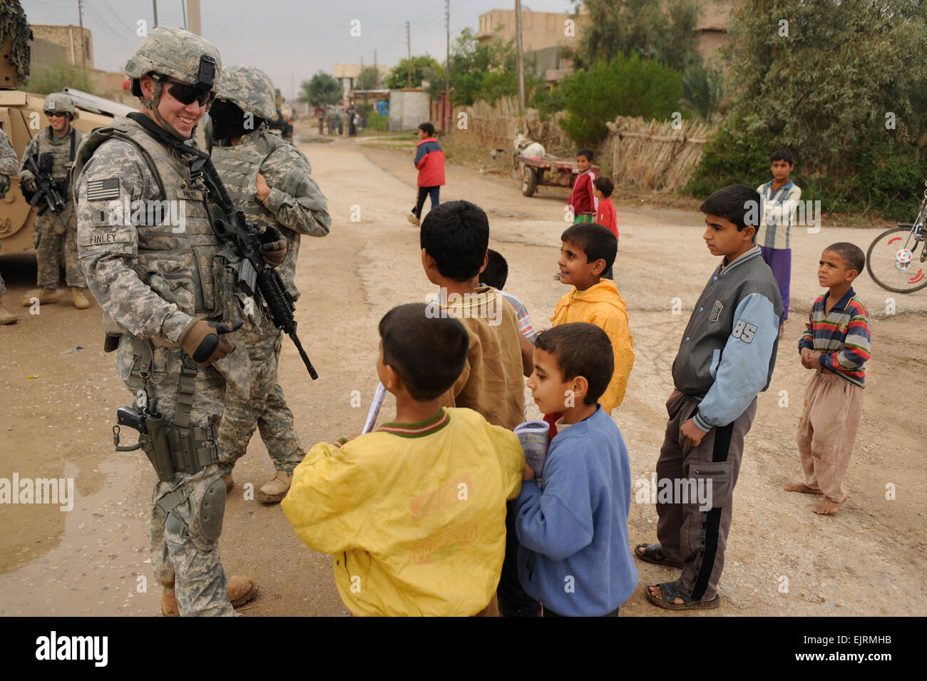 Stati Uniti Esercito 1Lt. Mark Finley, 2° Battaglione, 8 Reggimento di Fanteria, 2° Brigata Team di combattimento, 4a divisione di fanteria, colloqui con bambini iracheni durante il cordone e le operazioni di detonazione in Afak, Iraq, nov. 30, 2008. Durante le operazioni i soldati iracheni interrogati residenti circa le condizioni di vita. Senior Airman Eric Harris Foto Stock