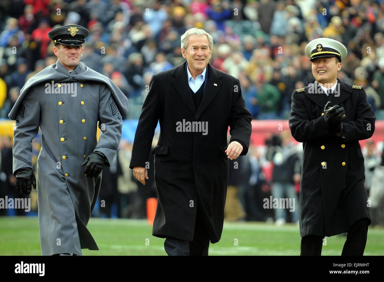 PHILADELPHIA nov. 6, 2008 Il Presidente George W Bush è scortato sul campo da un U.S. Accademia militare di Cadet e U.S. Accademia navale guardiamarina prima dell'inizio dell'109 Army-Navy college football game al Lincoln Financial Field di Philadelphia. La comunicazione di massa specialista di seconda classe S. Kevin O'Brien 081206-N-5549O-002 Foto Stock