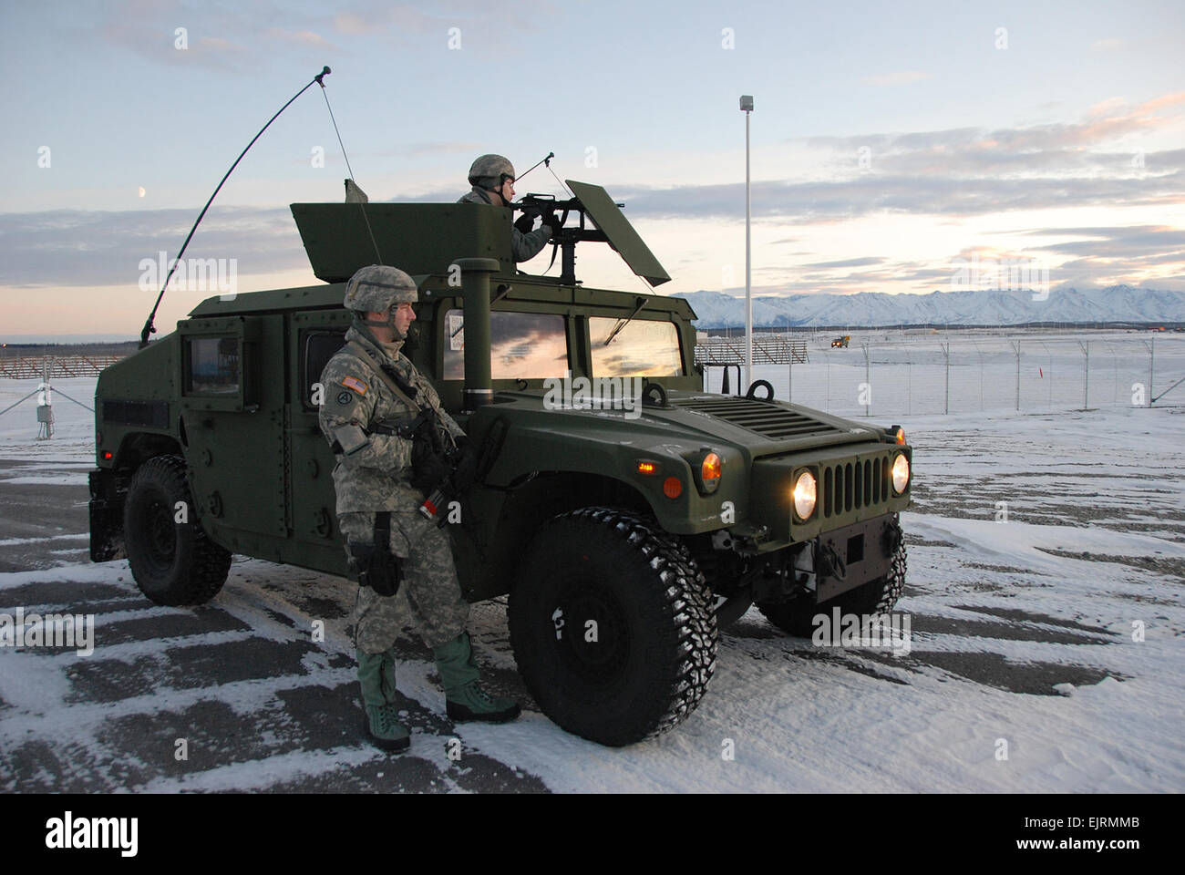 Spc. Gabriel Ives, sinistra e SPC. Ian birre dai Alaska esercito nazionale della guardia 49la difesa missilistica battaglione, militari di polizia pattuglia di Società del perimetro di 850 acri di terreno a base di missili intercettori complesso di difesa a Fort Greely, Alaska, DIC 6 durante una routine di pattuglia di sicurezza. Air Force Master Sgt. Mike R. Smith, National Guard Bureau rilasciato Foto Stock