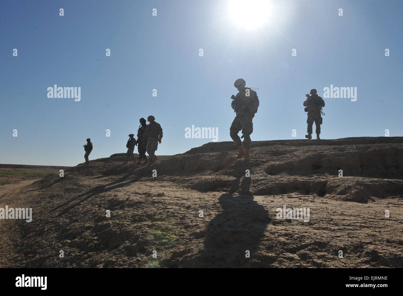 Stati Uniti I soldati dell esercito della sede centrale e sede società, 1° Battaglione, xxiv Reggimento di Fanteria, 1° Stryker Brigade Combat Team, XXV divisione di fanteria e soldati iracheni a piedi verso il basso una scogliera in Udaim River Valley, Dic 12, 2008. Gli Stati Uniti Esercito è la collaborazione con l'esercito iracheno per cancellare il Udaim River Valley e distruggere al Qaida reti e cache di armi nella provincia di Diyala dell'Iraq. Foto Stock