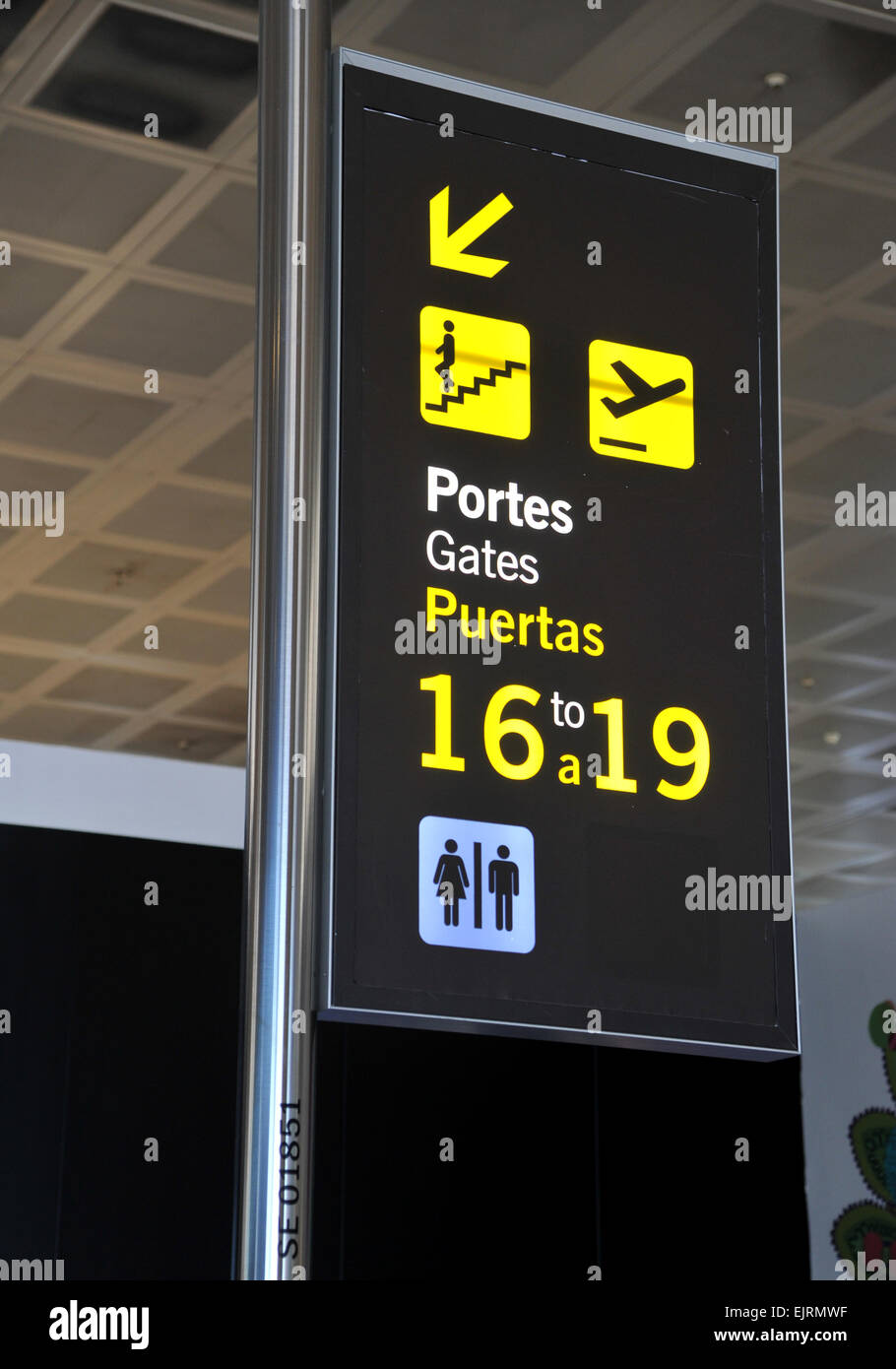 Gate di partenza sign in aeroporto di Barcellona, Spagna Foto Stock