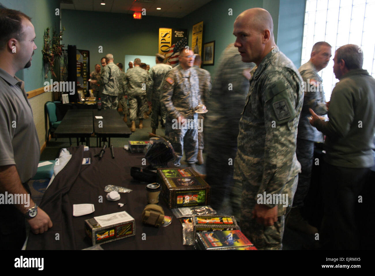 Non identificato un sergente maggiore colloqui con un venditore in una configurazione stand presso il nominativo dell'esercito Sergente Maggiore e Senior consulenti arruolato conferenza in occasione del Centenario del Club a Fort Bliss, Texas, lunedì. Foto Stock