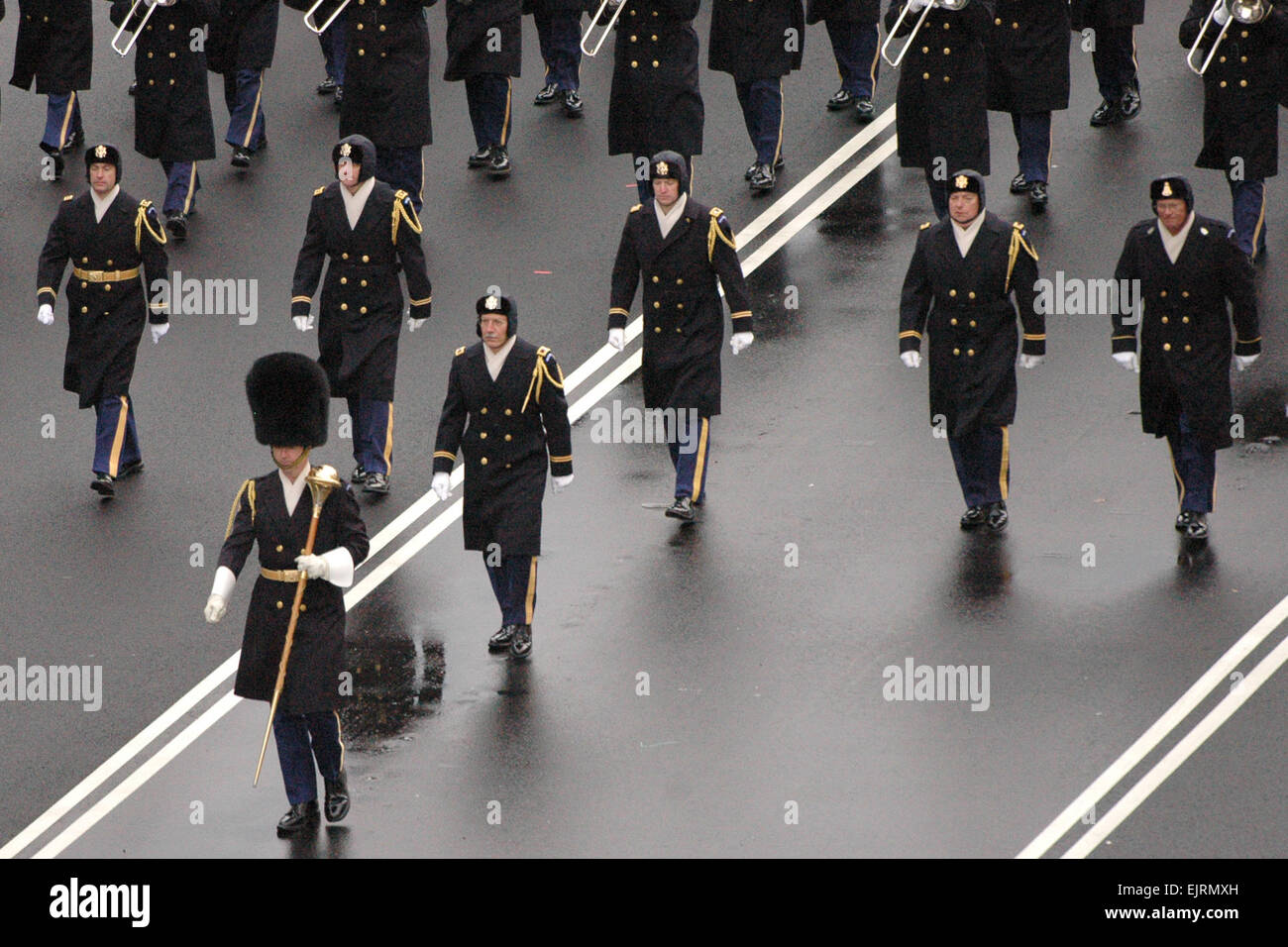 I partecipanti nel 2009 Presidenziale Parata inaugurale prove fanno la loro strada verso il basso Pennsylvania Avenue a Washington, 11 gennaio 2009. Più di 5 mila uomini e donne in uniforme sono fornire assistenza militare cerimoniale di supporto alla inaugurazione presidenziale, una tradizione che risale a George Washington 1789 inaugurazione. La comunicazione di massa Specialist 1a classe Anthony Dallas, Stati Uniti Navy Servicemembers provare per la prossima inaugurazione presidenziale /-news/2009/01/12/15686-servicemembers-reciti-per-prossime presidenziali--inaugurazione/ Foto Stock