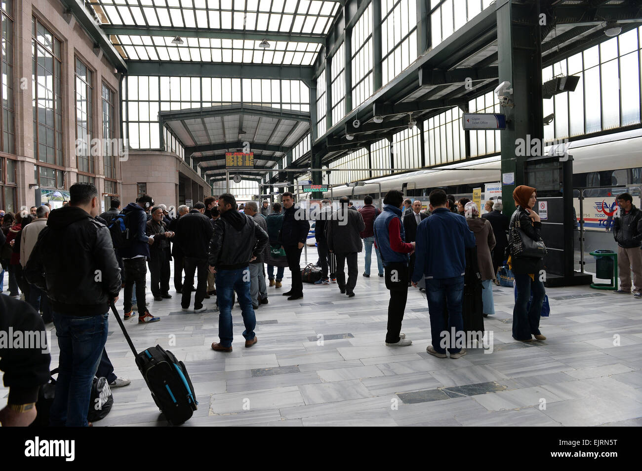 Ankara, Turchia. 31 Mar, 2015. Passeggeri soggiorno nella stazione ferroviaria dopo alimentazione di potenza è stato tagliato ad Ankara, Turchia, Marzo 31, 2015. Alimentazione di potenza è stato tagliato attraverso la Turchia martedì, arrestare il trasporto pubblico e i sistemi risultanti nelle principali gli inceppamenti di traffico in città tra cui Ankara, Istanbul e Izmir. © Mustafa Kaya/Xinhua/Alamy Live News Foto Stock