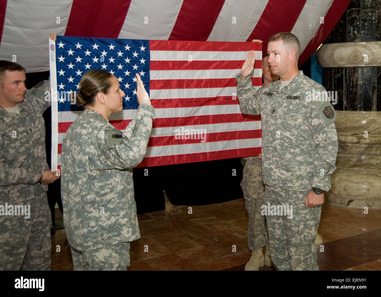 Sgt. 1. Classe Darrell Sammons destra è amministrato il giuramento di arruolamento da sua moglie, Warrant Officer Laurimar Sammons, nov. 25, nella rotunda del Camp la vittoria al Faw Palace di Baghdad, Iraq. Anno di NCO: "Si tratta di prendersi cura dei soldati' /-news/2009/11/28/31091-anno-di-il-NCO-sua-su-ASSUNZIONE-care-di-soldati/index.html Foto Stock