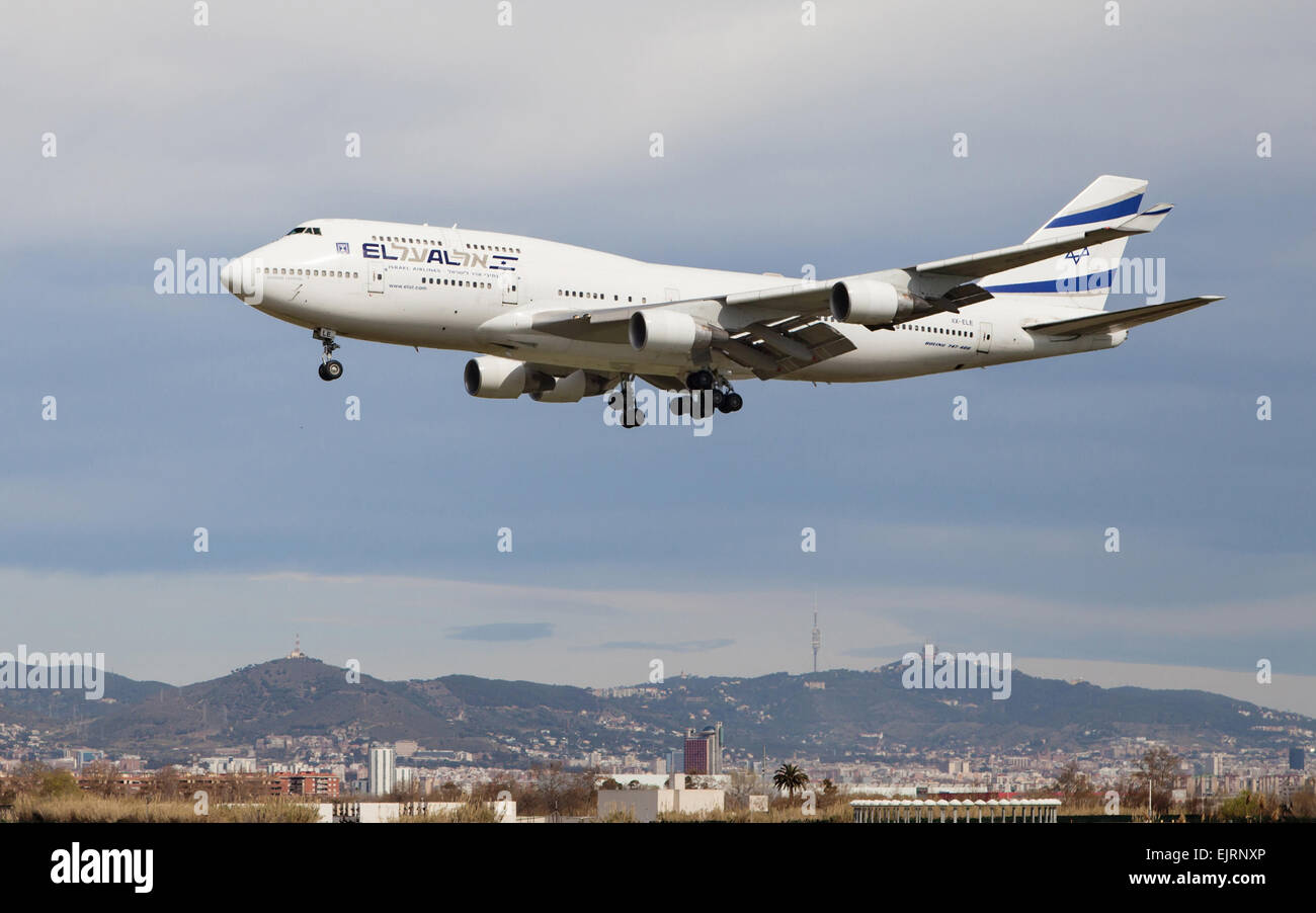 Un El Al Israel Airlines Boeing 747 si avvicina all'Aeroporto El Prat, 29 marzo 2015 in Barcelo Foto Stock