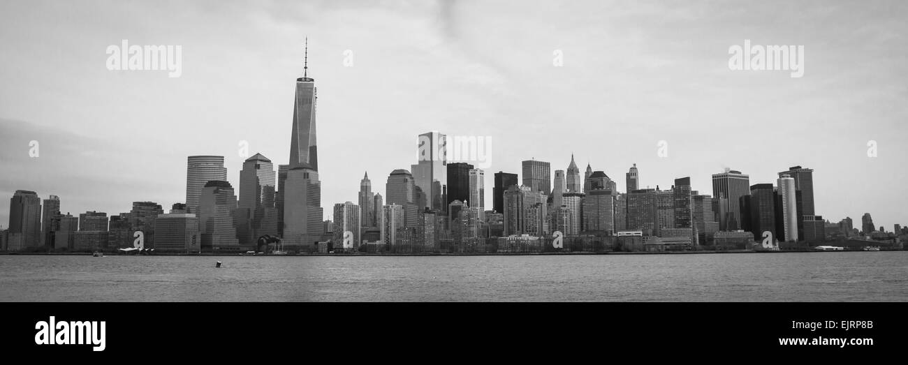 Una immagine in bianco e nero della parte inferiore della Skyline di Manhattan con il World Trade Center Freedom Tower; formato panoramico Foto Stock