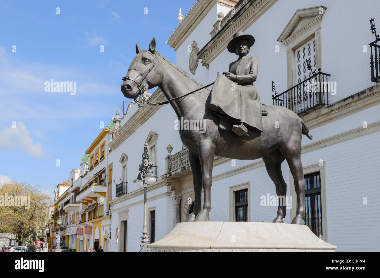 La statua della contessa di Barcellona a cavallo (Condesa de Barcelona) al di fuori della corrida a Siviglia in Spagna. Foto Stock