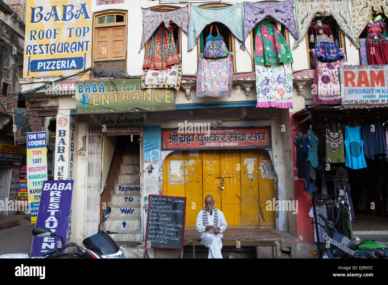 Negozi e caffetterie della città vecchia di Pushkar, Rajasthan Foto Stock