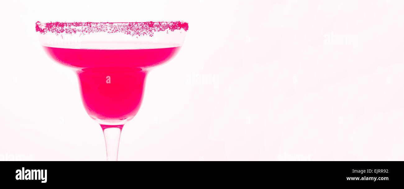 La fantasia, dolce, rosa cocktail in un bicchiere Margarita; rosa luminoso dello zucchero sul cerchione; sfondo ha una tinta di rosa; formato panoramico Foto Stock