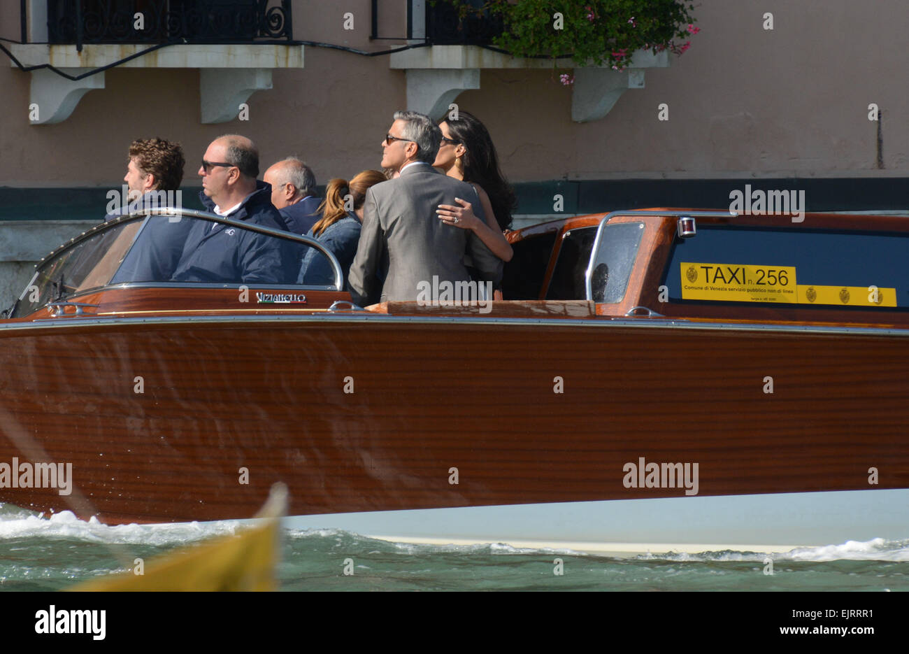 George Clooney e Amal Alamuddin arrivano a Venezia in anticipo del loro matrimonio. Media hanno speculato che la coppia avrà due cerimonie: uno di Sabato seguita da una cerimonia civile lunedì. Dotato di: George Clooney,Amal Alamuddin dove: VENEZIA quando: 26 Set 2014 Foto Stock