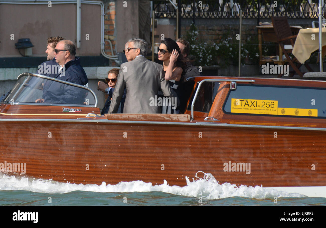 George Clooney e Amal Alamuddin arrivano a Venezia in anticipo del loro matrimonio. Media hanno speculato che la coppia avrà due cerimonie: uno di Sabato seguita da una cerimonia civile lunedì. Dotato di: George Clooney,Amal Alamuddin dove: VENEZIA quando: 26 Set 2014 Foto Stock