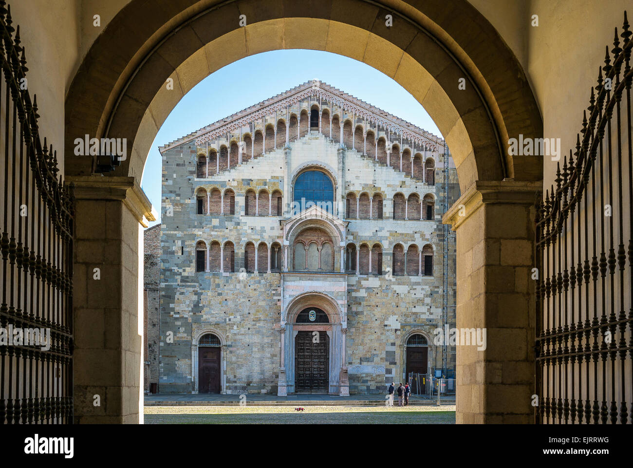 Parma, la basilica facciata della cattedrale si vede dal palazzo dell'Arcivescovado ingresso Foto Stock