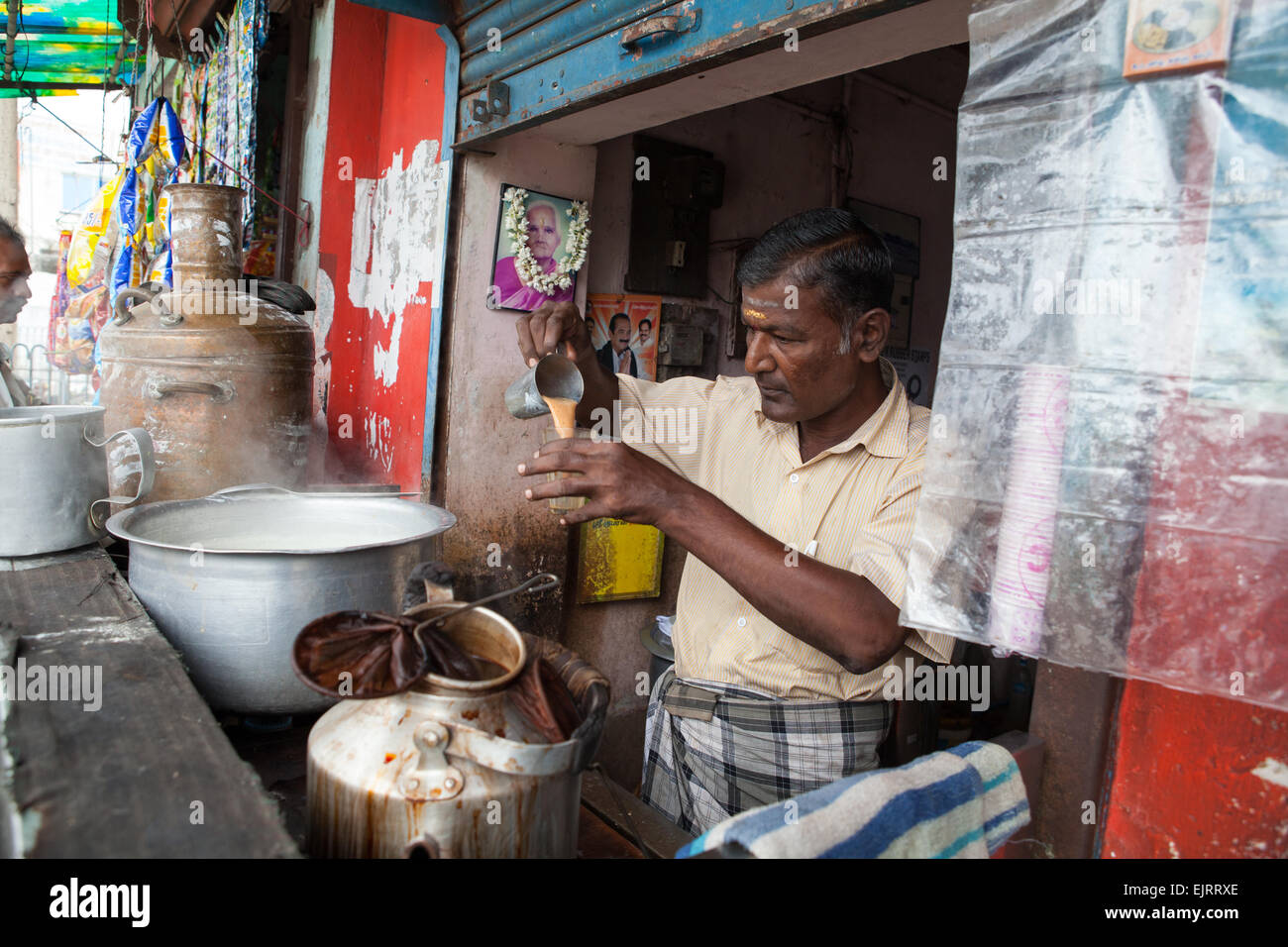 Fornitore di Chai versando il tè in Mahabalipuram Foto Stock