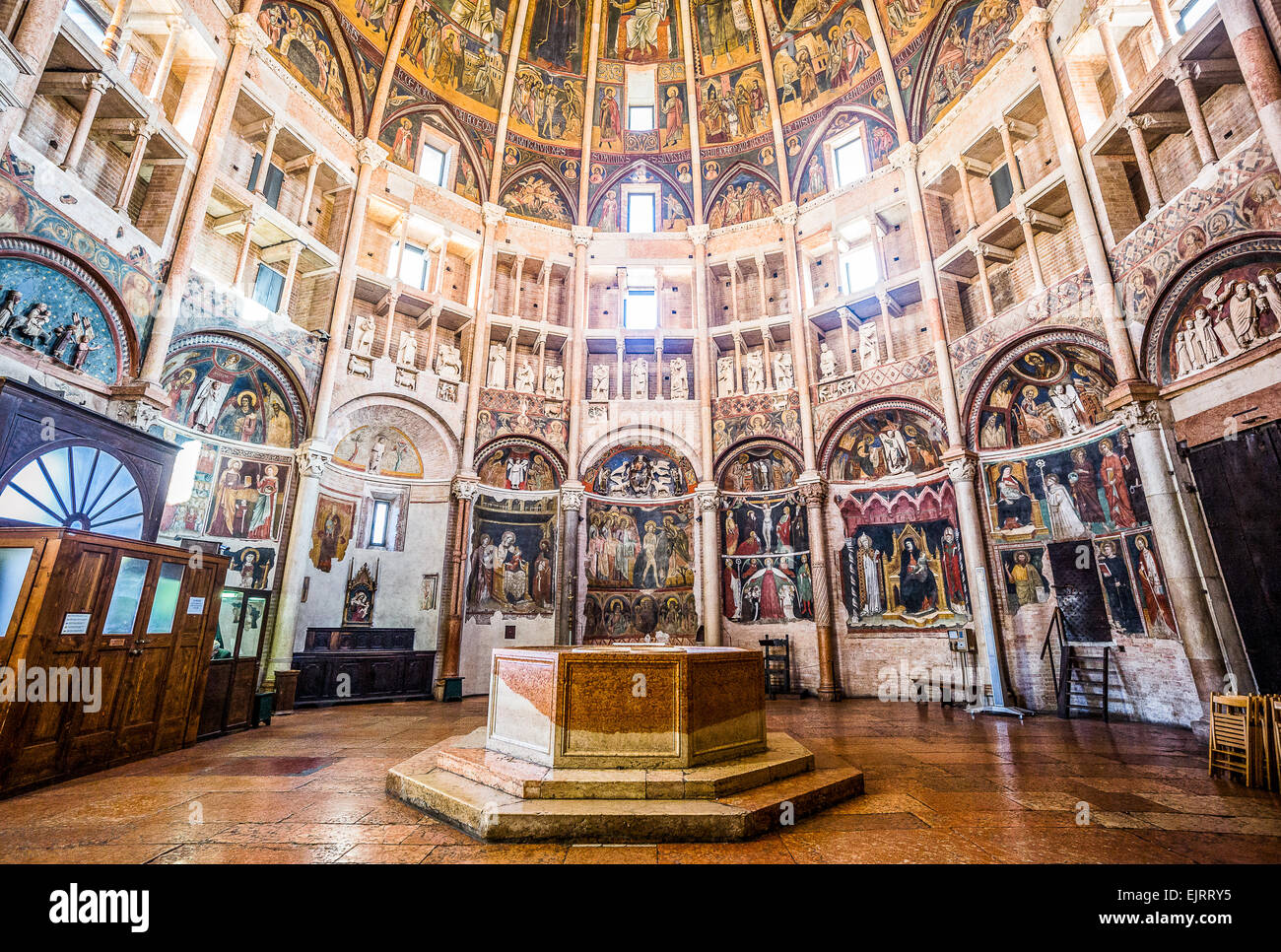 Parma, affreschi dipinti e sculture nel Battistero della Basilica Cattedrale Foto Stock